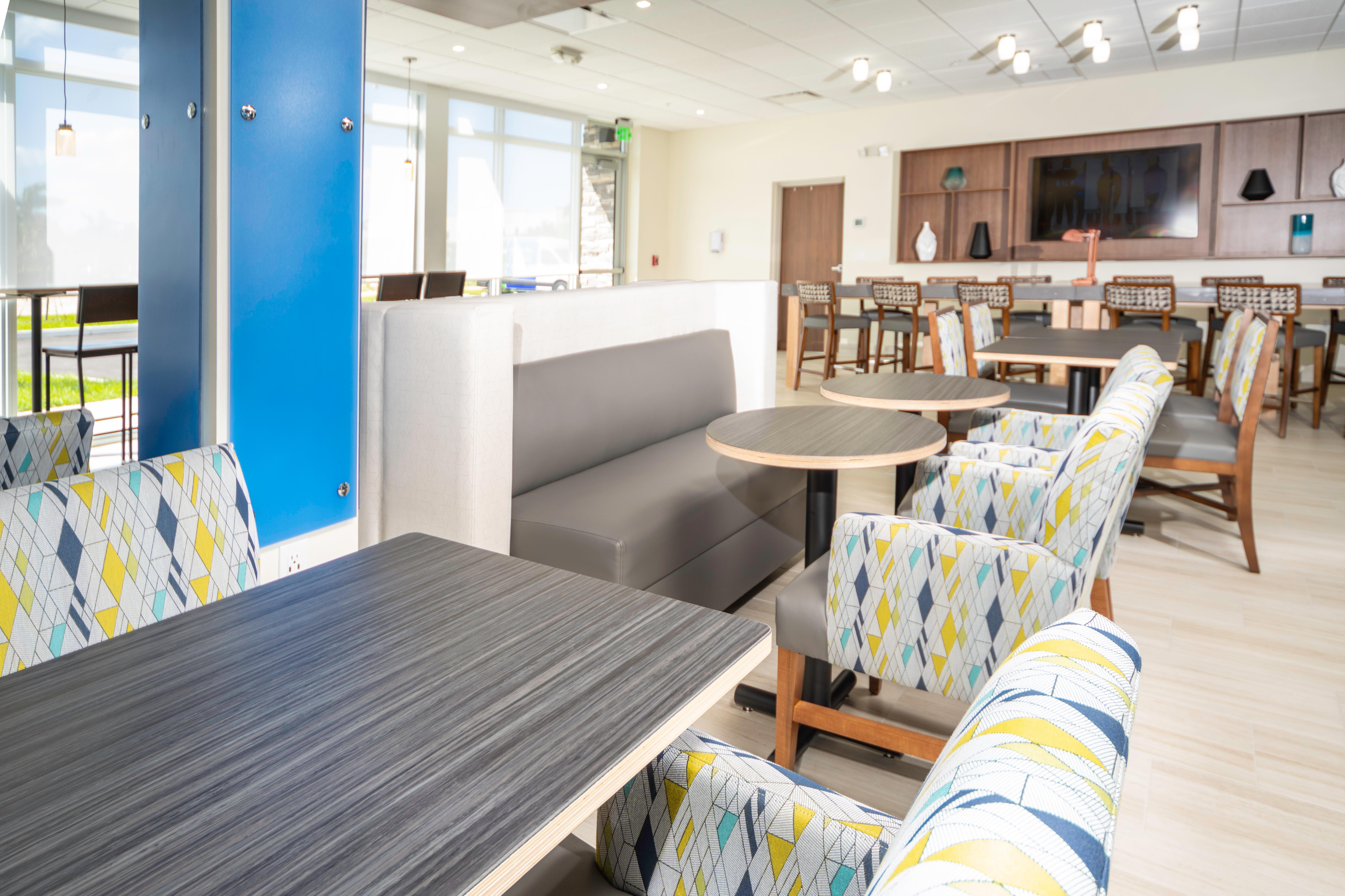 Holiday Inn Express & Suites - Fort Myers Airport By Ihg Exteriör bild