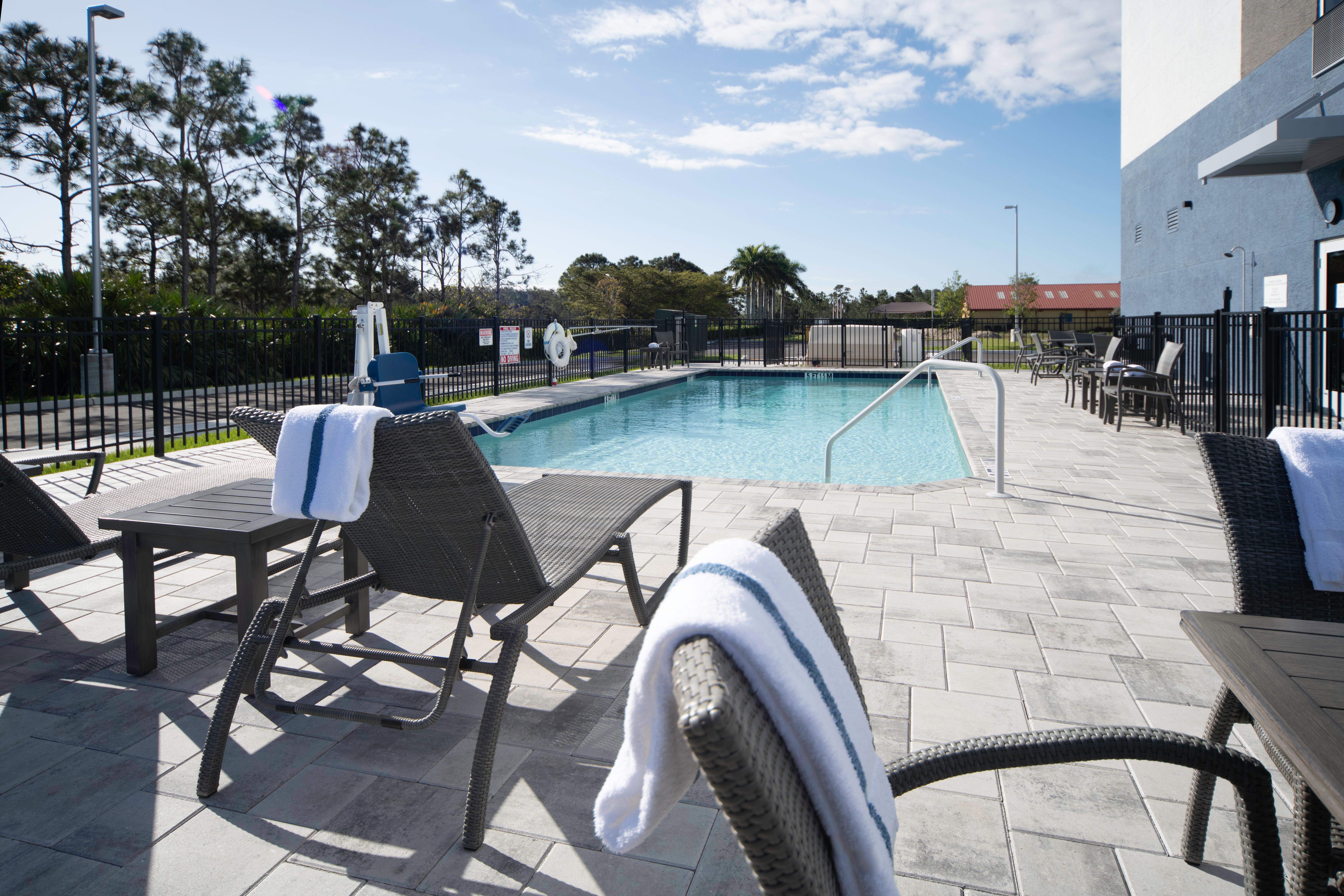Holiday Inn Express & Suites - Fort Myers Airport By Ihg Exteriör bild