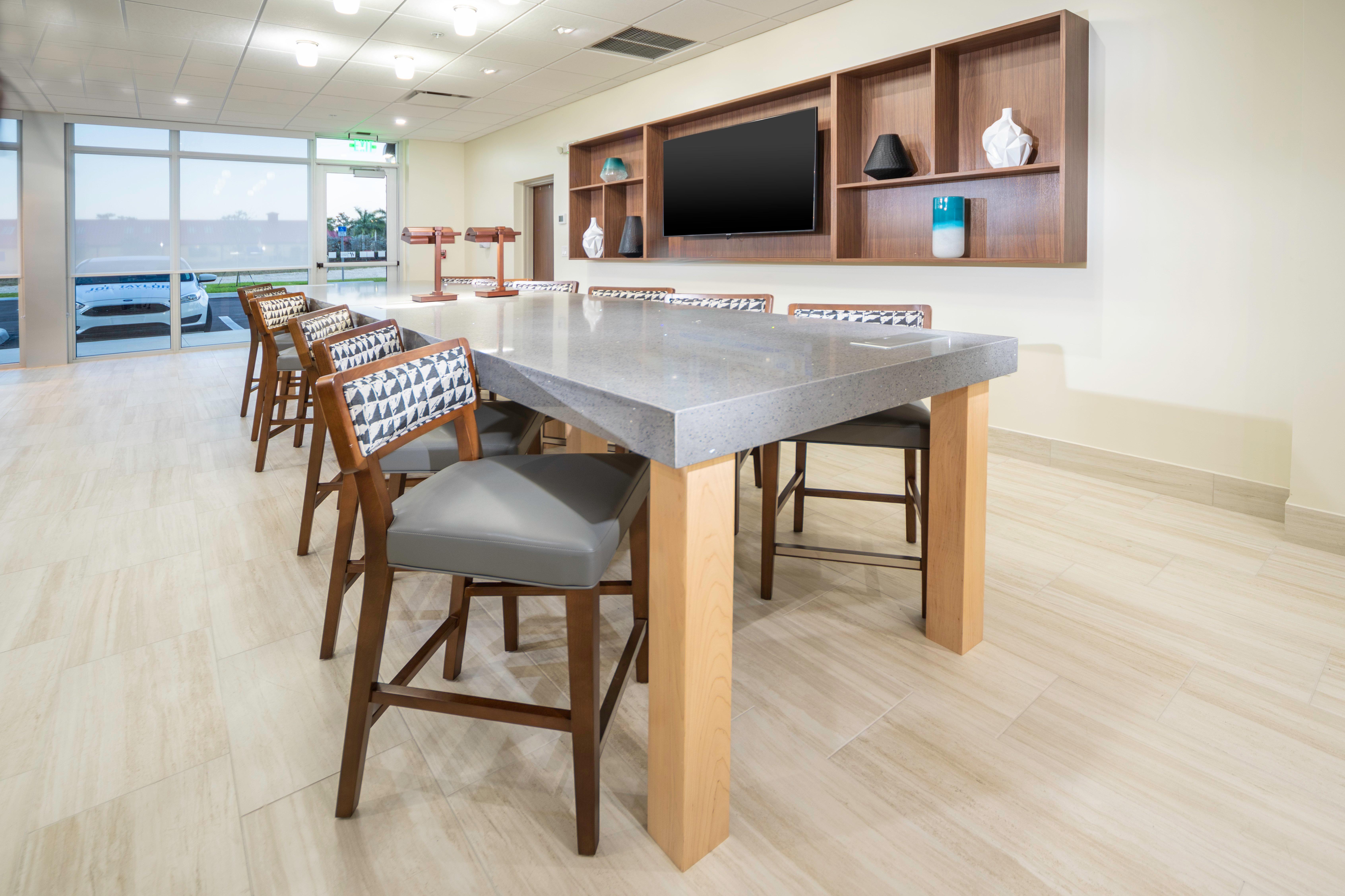 Holiday Inn Express & Suites - Fort Myers Airport By Ihg Exteriör bild